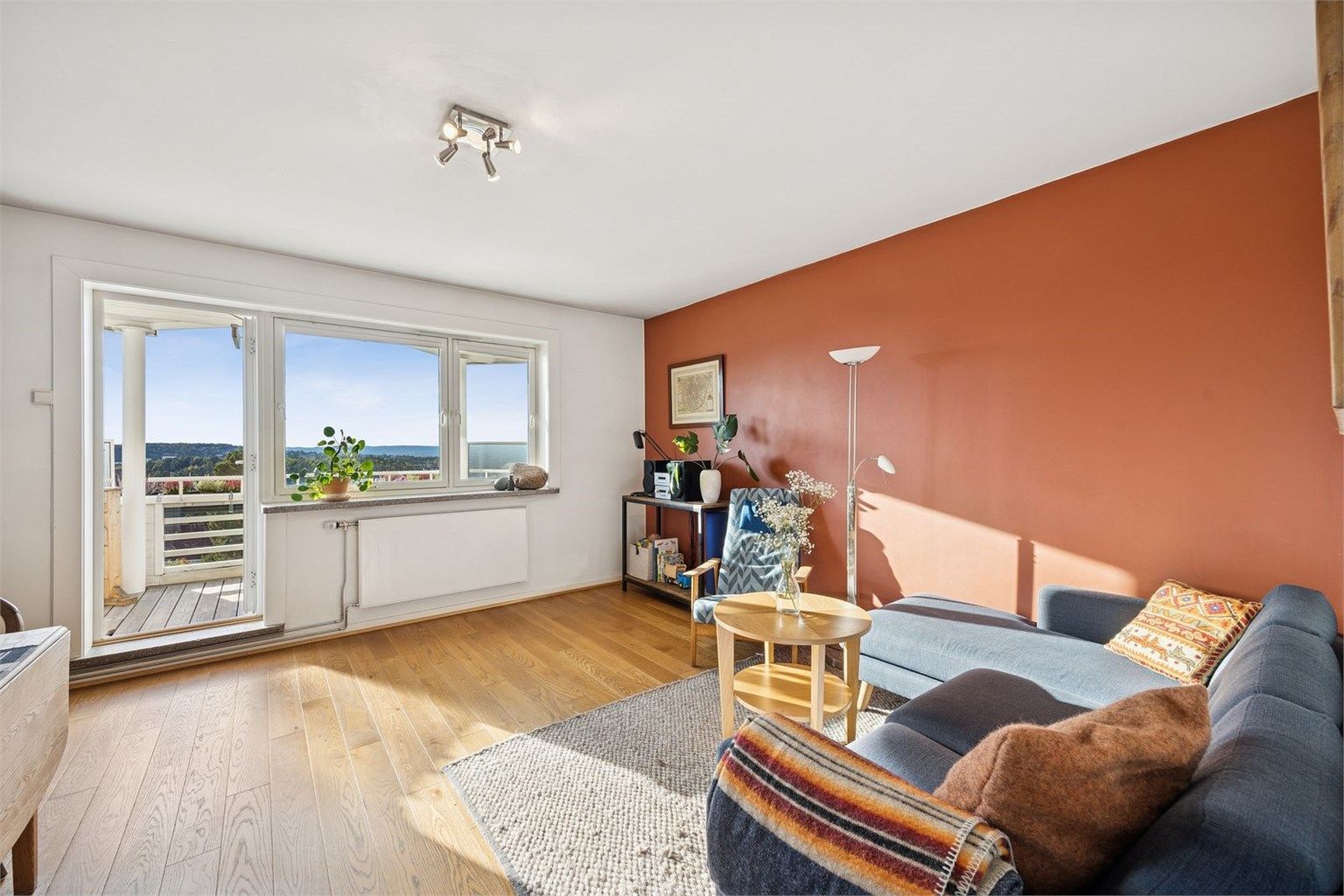 Skøyenåsveien 18 er en tiltalende andelsleilighet med arealeffektiv planløsning og gode solforhold.