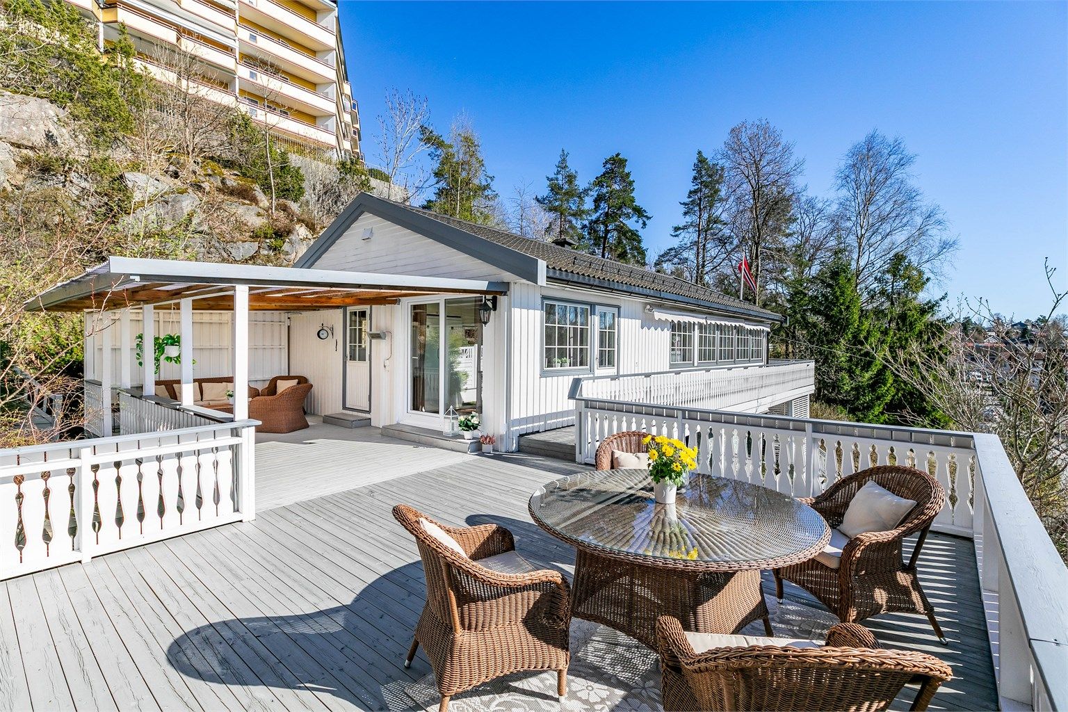 Eneboligen ble oppført i 1969 og er siden både oppgradert og ombygget i flere omganger, blant annet med omfangsrike utearealer. Yttertaket ble lagt om i 2015. Fotograf; Børge Oppegård.