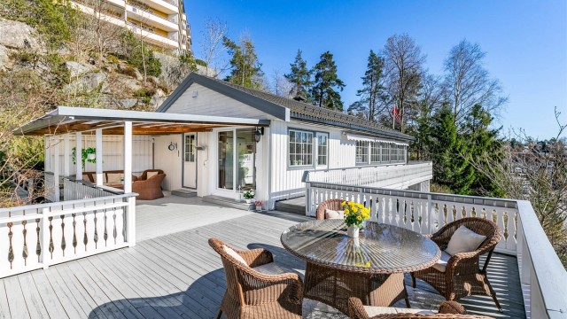 Eneboligen ble oppført i 1969 og er siden både oppgradert og ombygget i flere omganger, blant annet med omfangsrike utearealer. Yttertaket ble lagt om i 2015. Fotograf; Børge Oppegård.