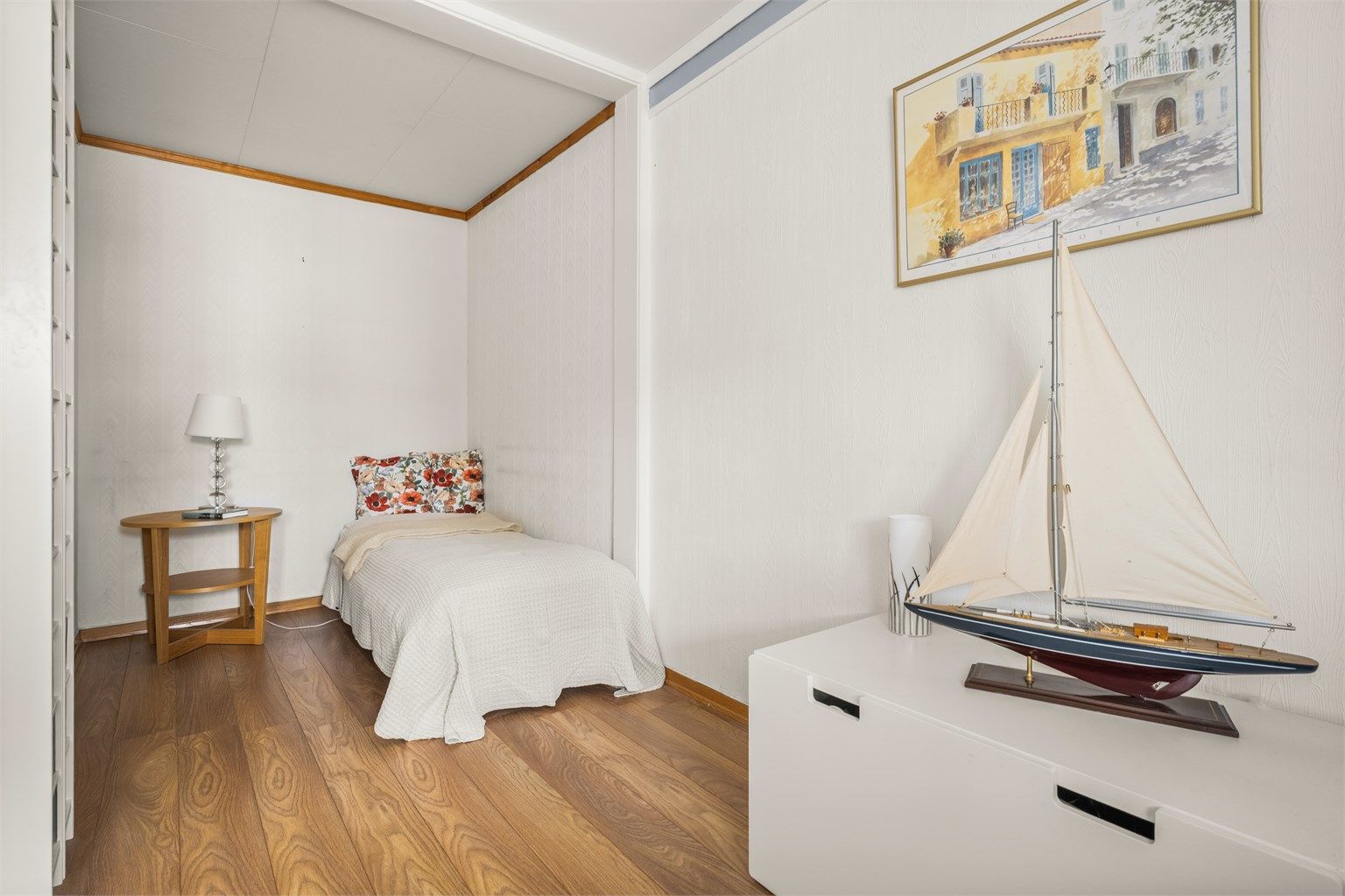 Det andre soverommet egner seg godt som barnerom, gjesterom eller kontor.