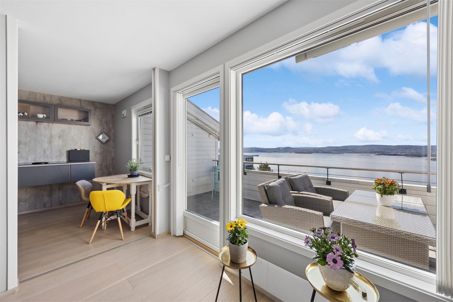 Kjøkkenet ligger i en delvis åpen og sosial løsning med stuen.