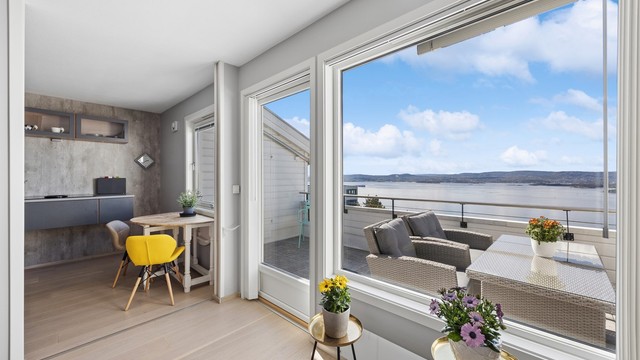 Kjøkkenet ligger i en delvis åpen og sosial løsning med stuen.