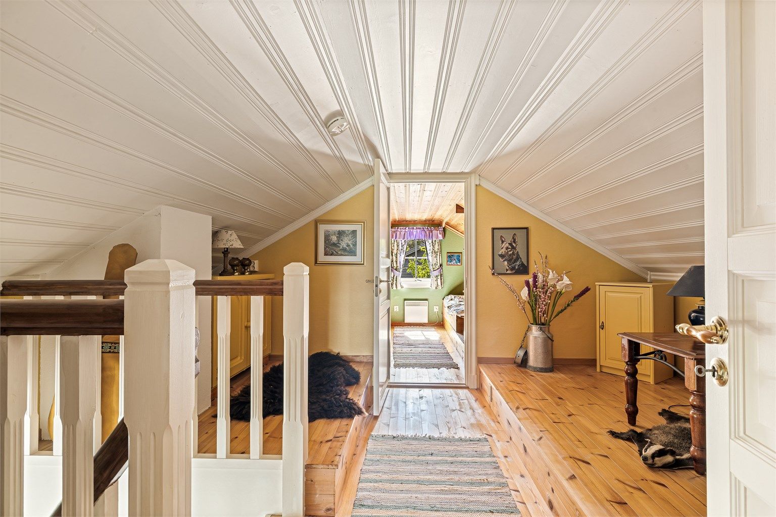 I loftstuen er det plassert TV og sofa.