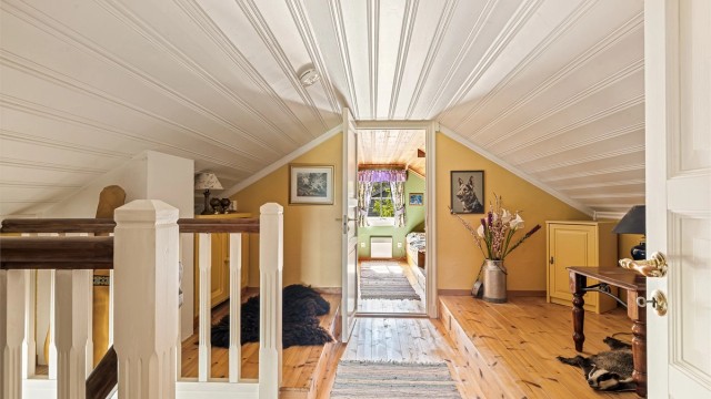 I loftstuen er det plassert TV og sofa.