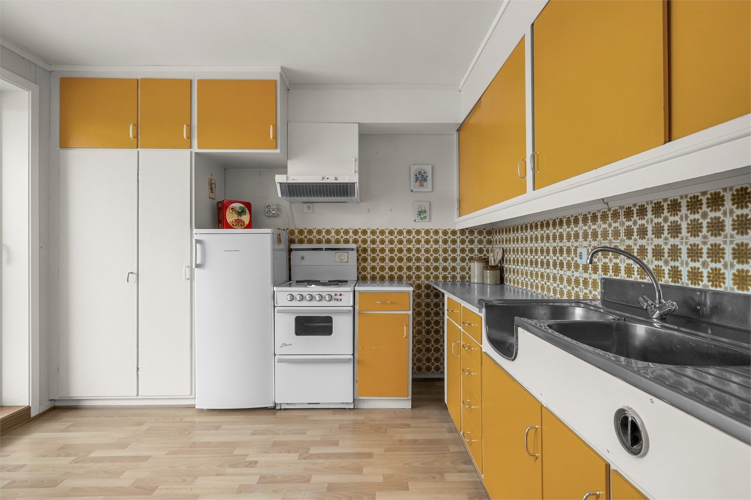 Kjøkken på 9,5 kvm med god skapplass og funksjonell løsning.