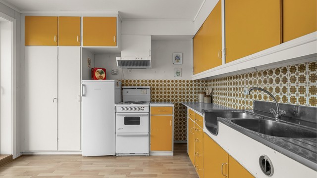 Kjøkken på 9,5 kvm med god skapplass og funksjonell løsning.