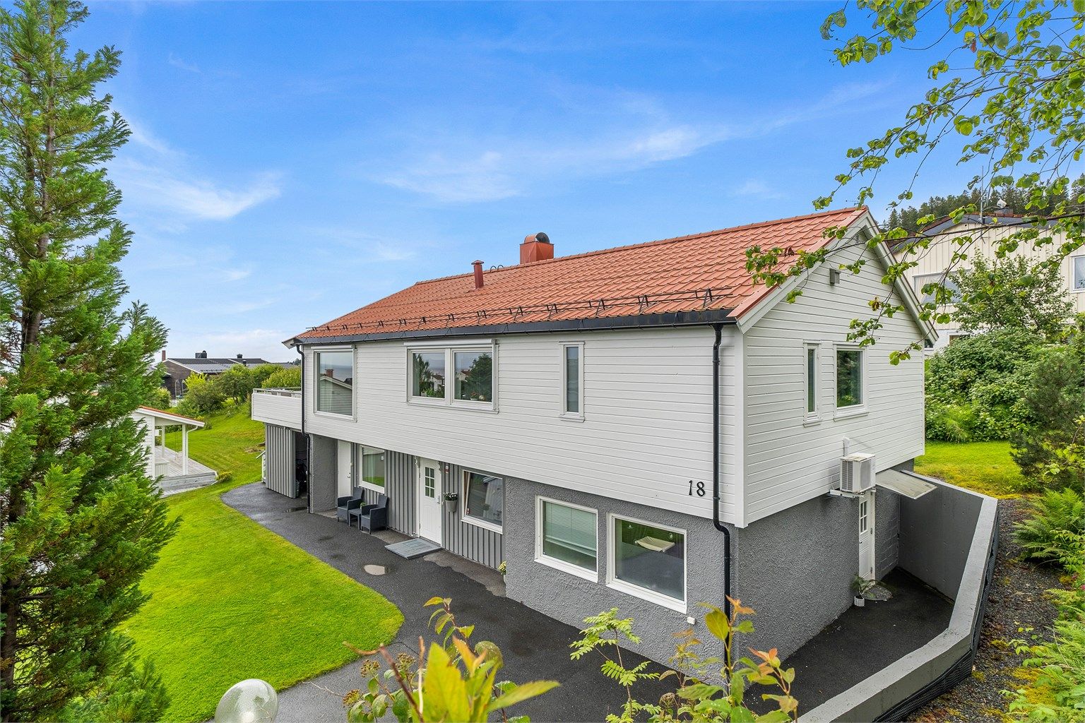 På Grilstad og ved Grilstadporten finnes et variert utvalg av butikker og servicetilbud. Ytterst på Grilstad Marina ligger Flipper Kafe, et hyggelig serveringssted med maritim beliggenhet og utsikt mot Trondheimsfjorden. Ranheim har et aktivt idrettsmiljø