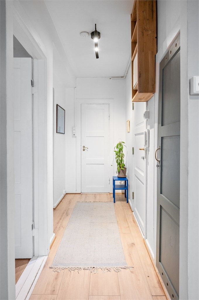 Entréen er lys og innbydende og det er en innvendig bod i tilknytning for praktisk oppbevaring.