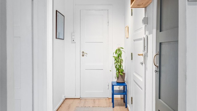 Entréen er lys og innbydende og det er en innvendig bod i tilknytning for praktisk oppbevaring.