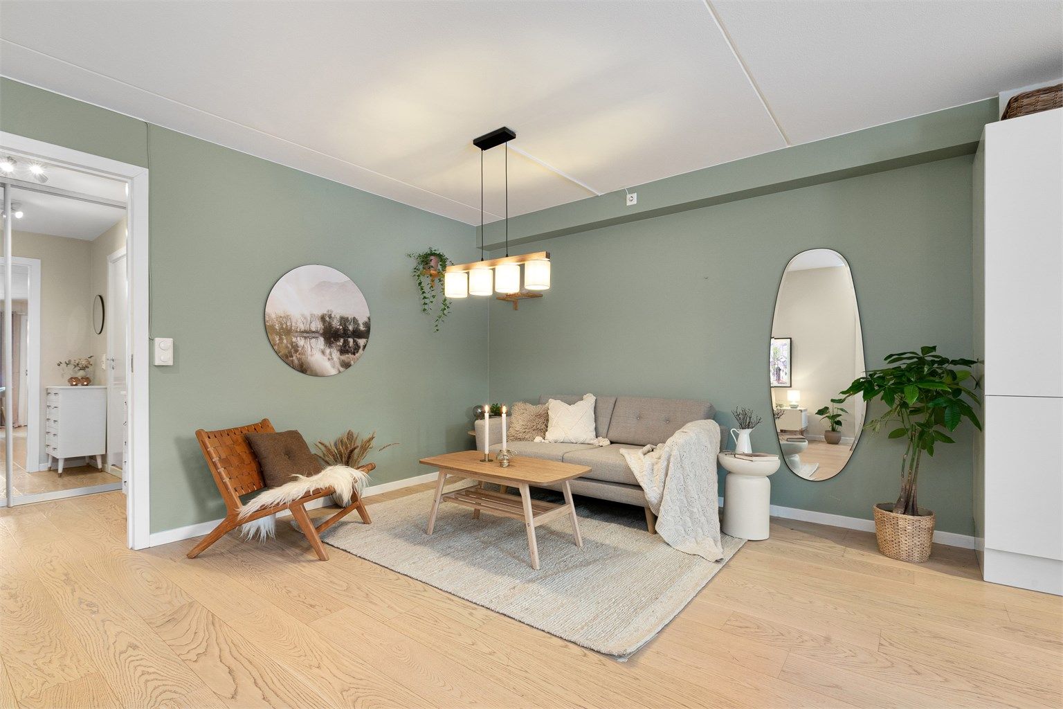 Innbydende og sosialt oppholdsrom med stue og kjøkken samlet i en åpen og sosial løsning