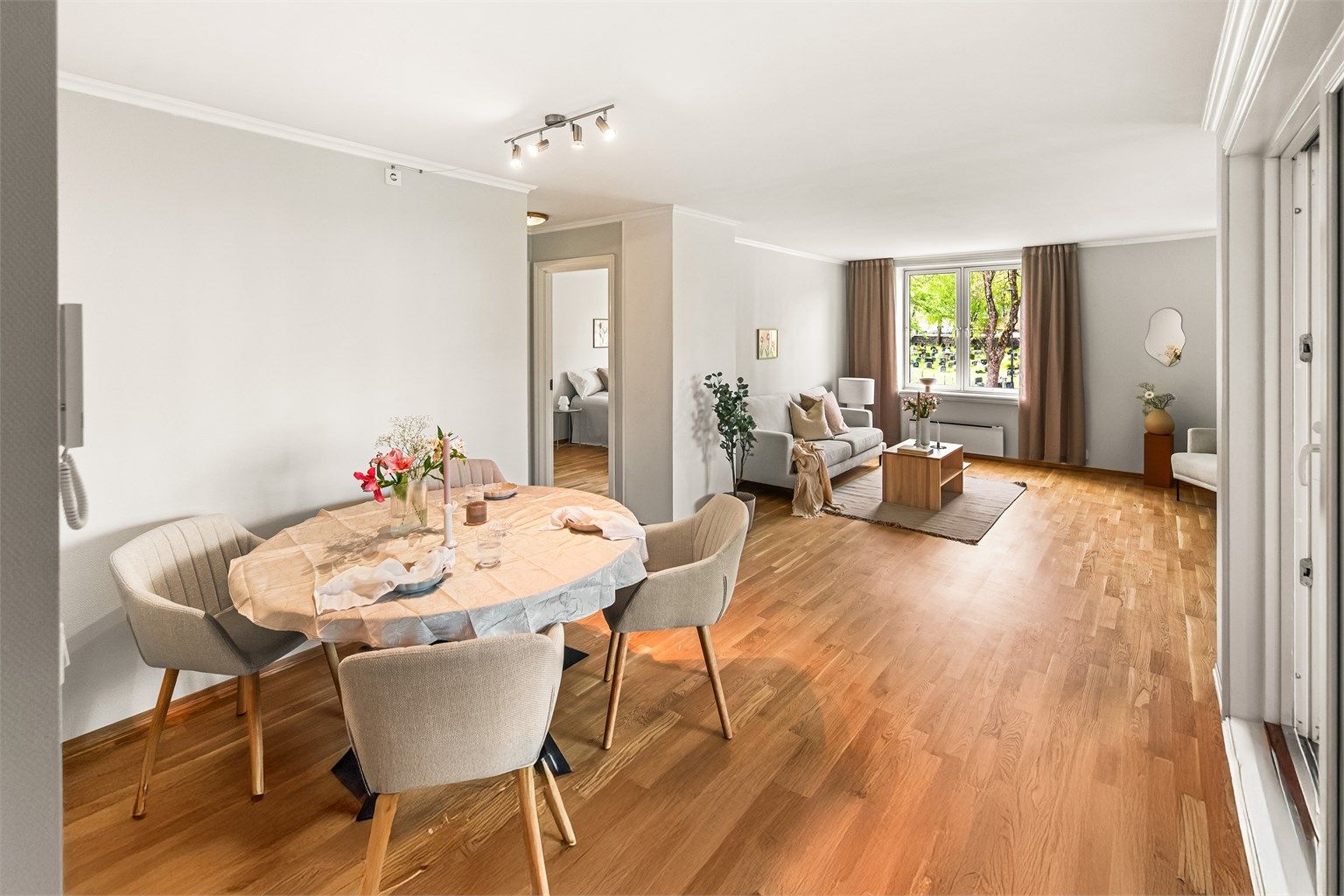 Romslig stue med plass til både spisestue og sittestue