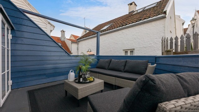 Balkong med tredekke og plass til hagemøbler.