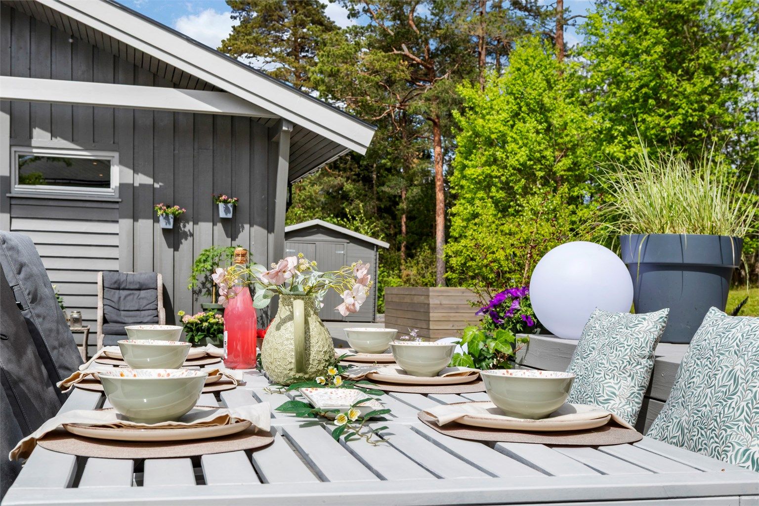 En frittstående redskapsbod gir ekstra lagringsplass for hageredskaper.