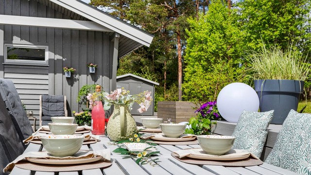 En frittstående redskapsbod gir ekstra lagringsplass for hageredskaper.