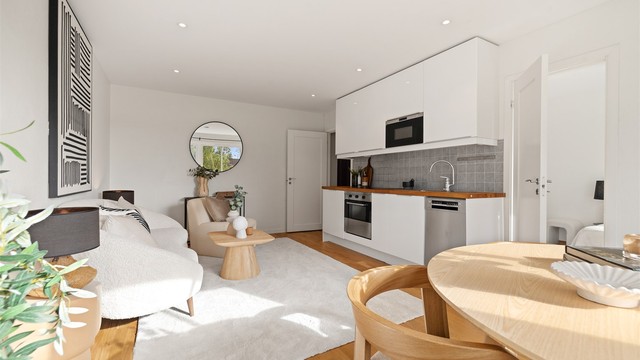 Tidløst IKEA-kjøkken med glatte fronter og heltre benkeplate som gir et varmt og innbydende uttrykk