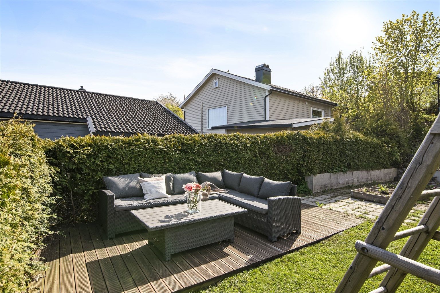 Eiendommen har flere terrasser og uteplasser.