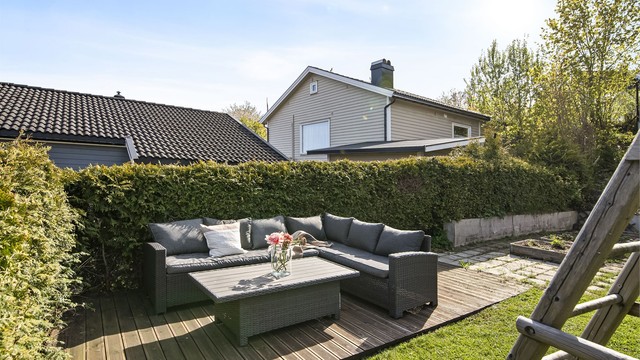 Eiendommen har flere terrasser og uteplasser.