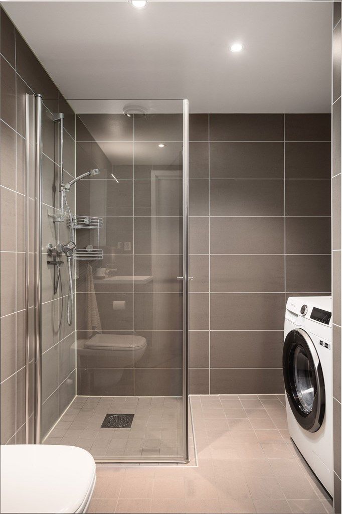 Badet har god plass til vaskemaskin og tørketrommel. 