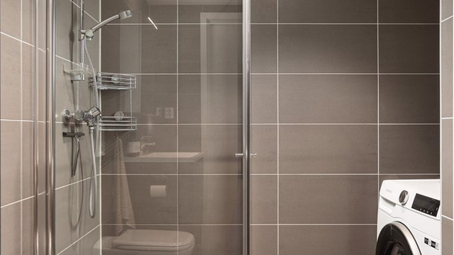 Badet har god plass til vaskemaskin og tørketrommel.