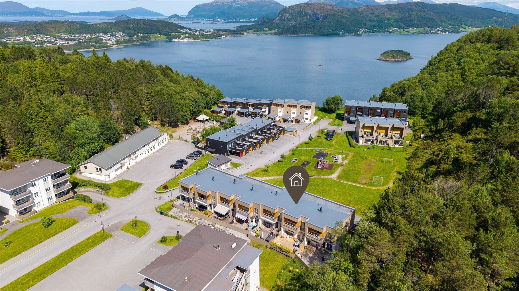 Fra Fjelltun er det gangavstand til sentrum via Fjellstua og trappene ned til byparken.