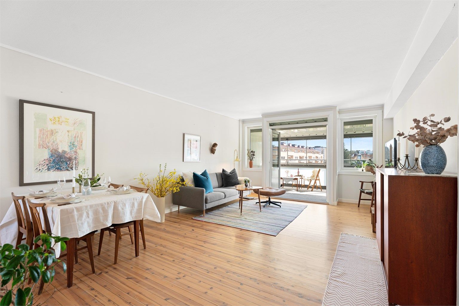 Leiligheten har fritt utsyn ut over flott hage tilhørende borettslaget