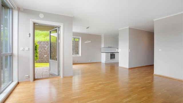 Det er god plass til både sofagruppe og spisebord.