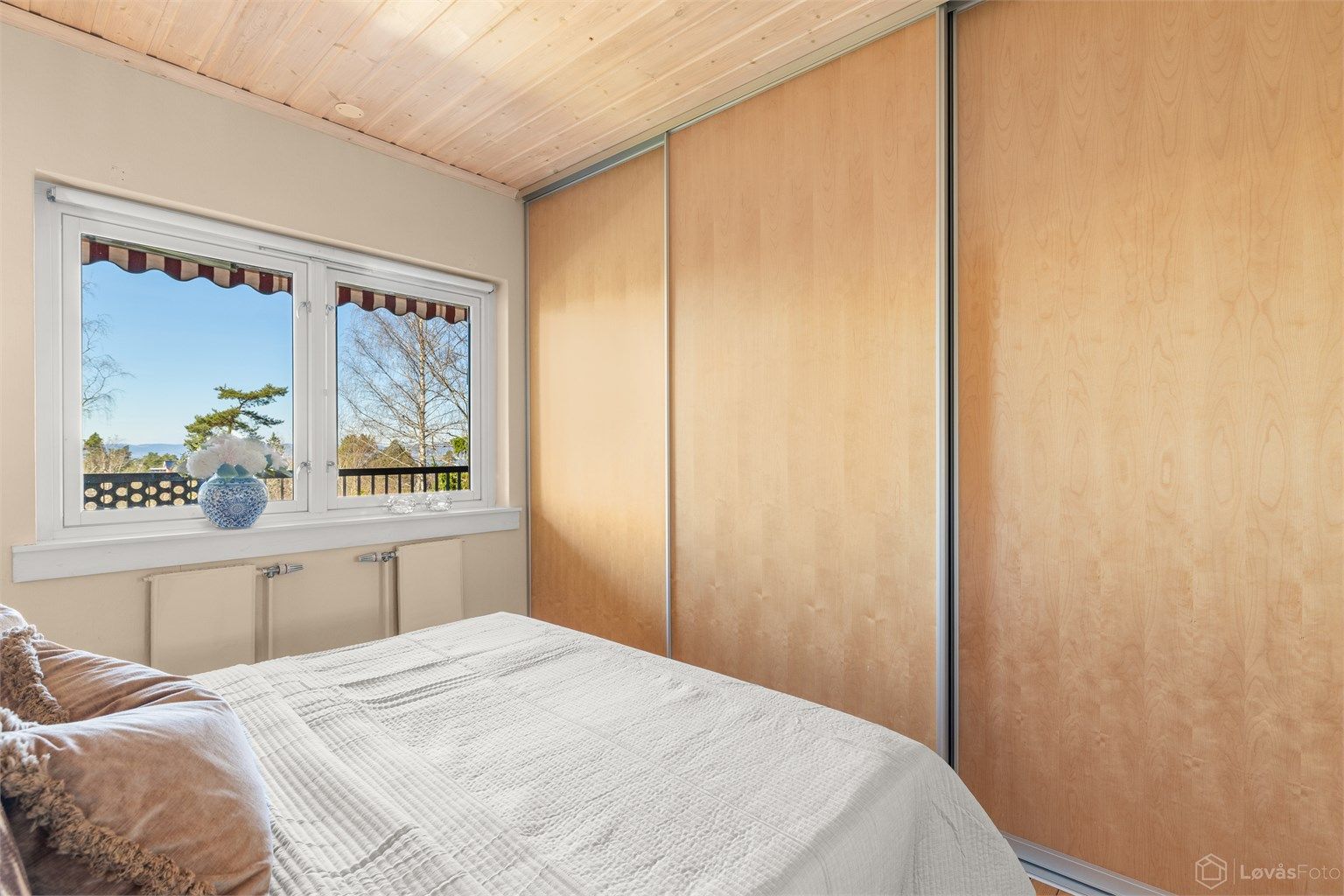 En romslig skyvedørsgarderobe gir rikelig med oppbevaringsplass