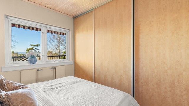 En romslig skyvedørsgarderobe gir rikelig med oppbevaringsplass