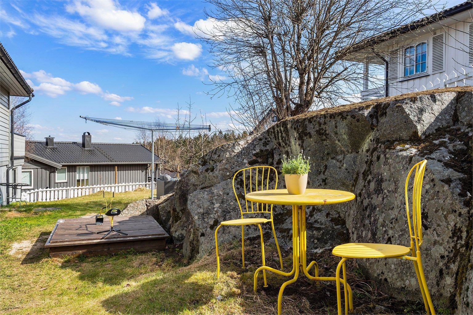 Det er flere hyggelige sitteplasser rundt på eiendommen.