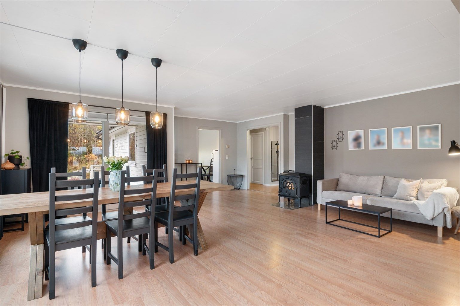 Stue og spisestue måler til sammen ca. 62 kvm. 