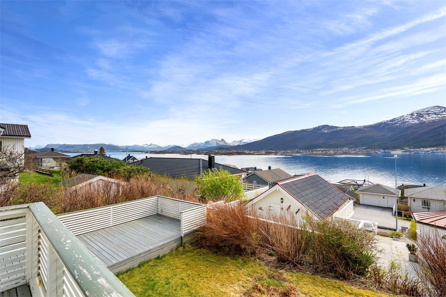 Fra eiendommen har man en vidstrakt og flott utsikt over innseilingen til Ålesund og Sunnmørsalpene.