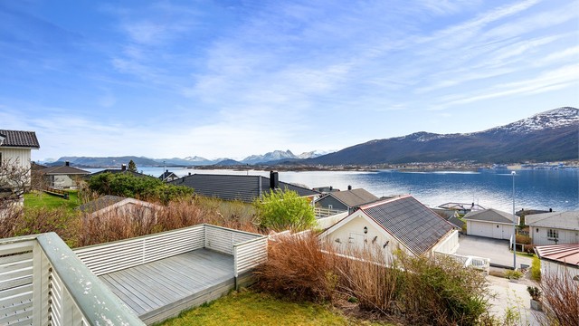 Fra eiendommen har man en vidstrakt og flott utsikt over innseilingen til Ålesund og Sunnmørsalpene.