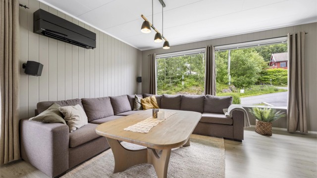 En luft-til-luft varmepumpe fra 2023 sørger for oppvarming og kjøling.