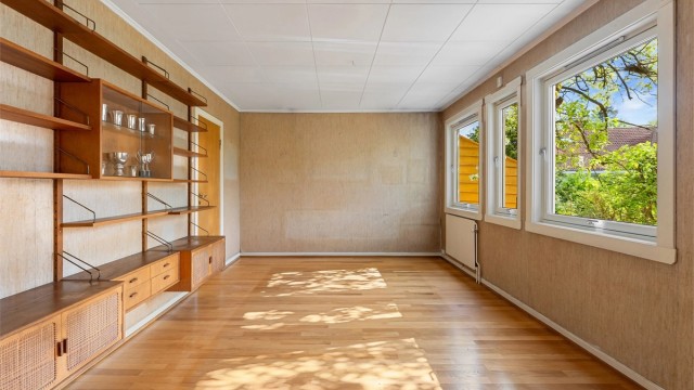 I området bor det mange barnefamilier med barn i alle aldre. Rolig og tilbaketrukket og enkel tilgang til alt av ønskelige fasiliteter