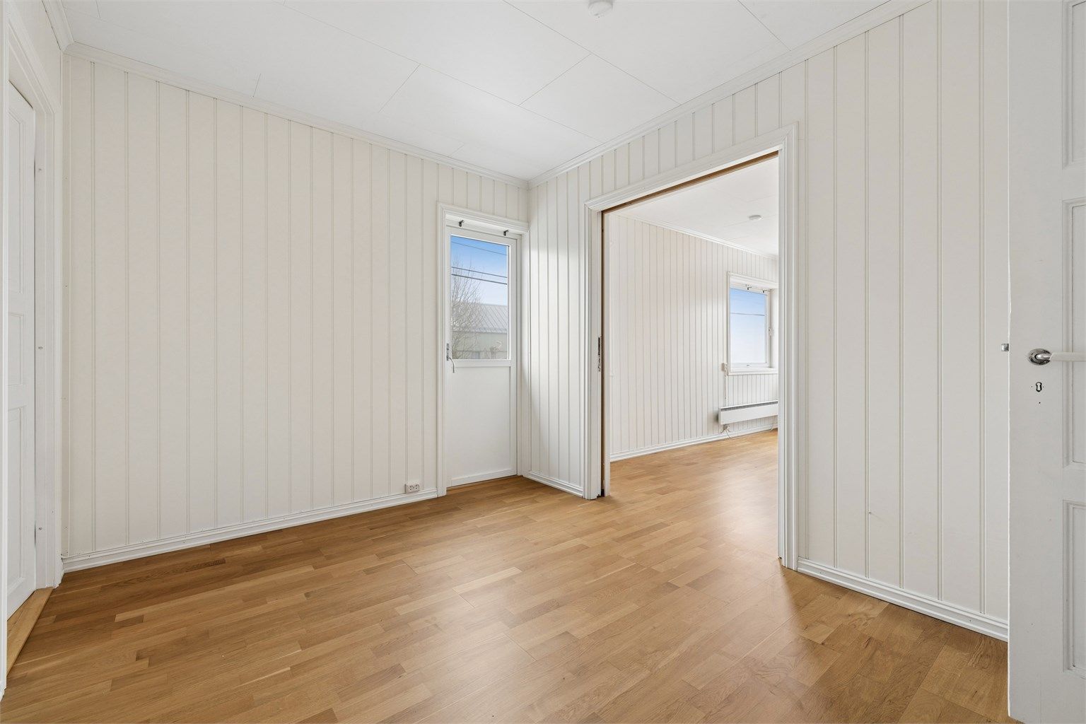 Fra stuen er det utgang til balkongen via en balkongdør med to-lags glass fra 2012.