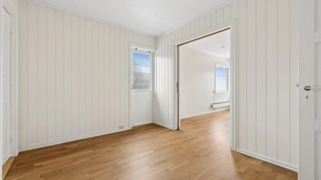 Fra stuen er det utgang til balkongen via en balkongdør med to-lags glass fra 2012.