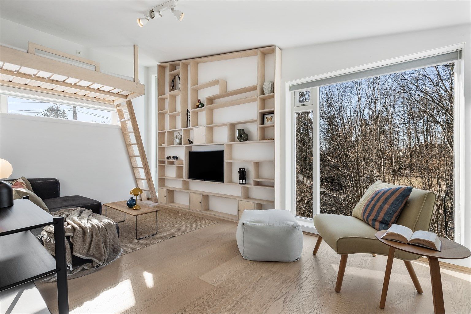 Det ene soverommet er av noe større størrelse enn de andre og benyttes i dag som TV-stue.