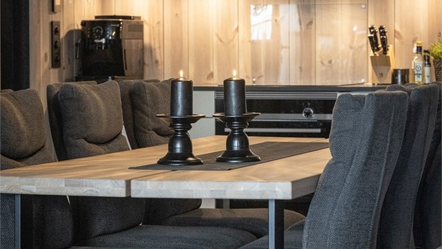 Spiseplassen er leilighetens naturlige samlingspunkt, med god plass for felles måltider.
