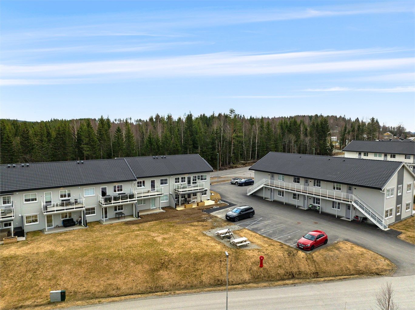 Leiligheten er en del av bolig og med leiligheten følger en fast parkeringsplass med mulighet for elbil-lader i felles anlegg.