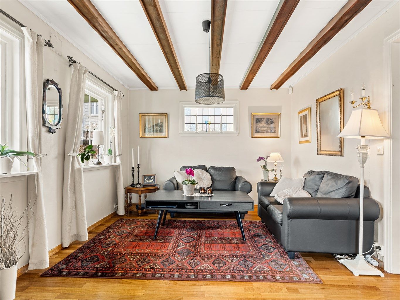 Dagens løsning- Peisstuens form og romslige areal gjør det ganske enkelt å møblere med den type sofa man ønsker