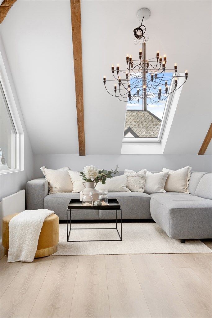 Tre nye takvinduer ble satt inn i 2015, noe som bidrar til de gode lysforholdene i leiligheten.