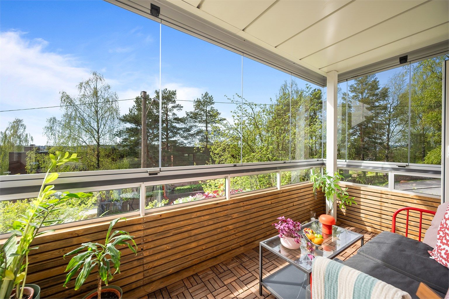 Vestvendt, innglasset balkong på 10 kvm. Innglassingen ble satt inn i 2024. Foto: Martine Eren Jacobsen /iSnitt