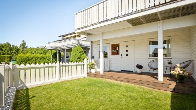 Hyggelig terrasse på ca. 13 kvm samt en pent opparbeidet hageflekk ved inngangspartiet som skaper et innbydende førsteinntrykk.