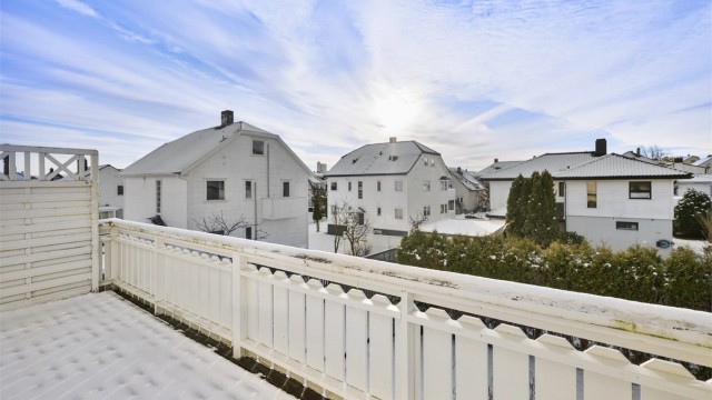Lun, sørvendt balkong med gode solforhold.