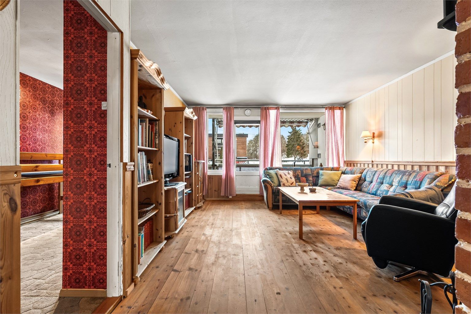 Stue - god plass til innredning med sofa, bord, tv og tilhørende stuemøblement