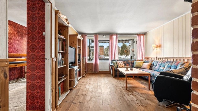 Stue - god plass til innredning med sofa, bord, tv og tilhørende stuemøblement