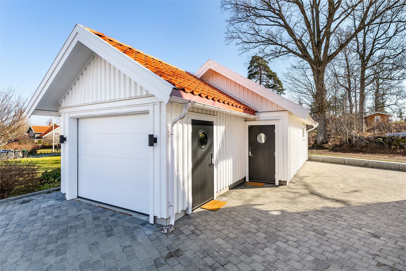 Garasjen ble oppført i 2007 og utvidet i 2014 med et tilbygg som har egen inngang og inneholder to rom.