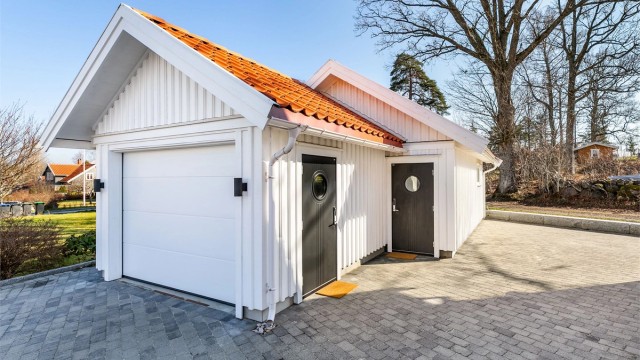 Garasjen ble oppført i 2007 og utvidet i 2014 med et tilbygg som har egen inngang og inneholder to rom.