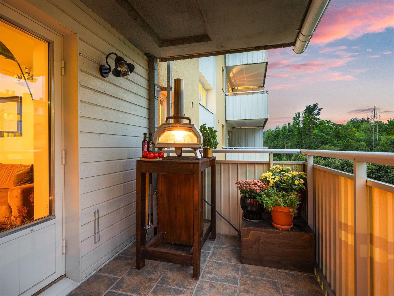 Velkommen til Villaveien 15 – en fantastisk 3-roms leilighet med gjennomgående planløsning og svært attraktiv beliggenhet på idylliske Dikemark