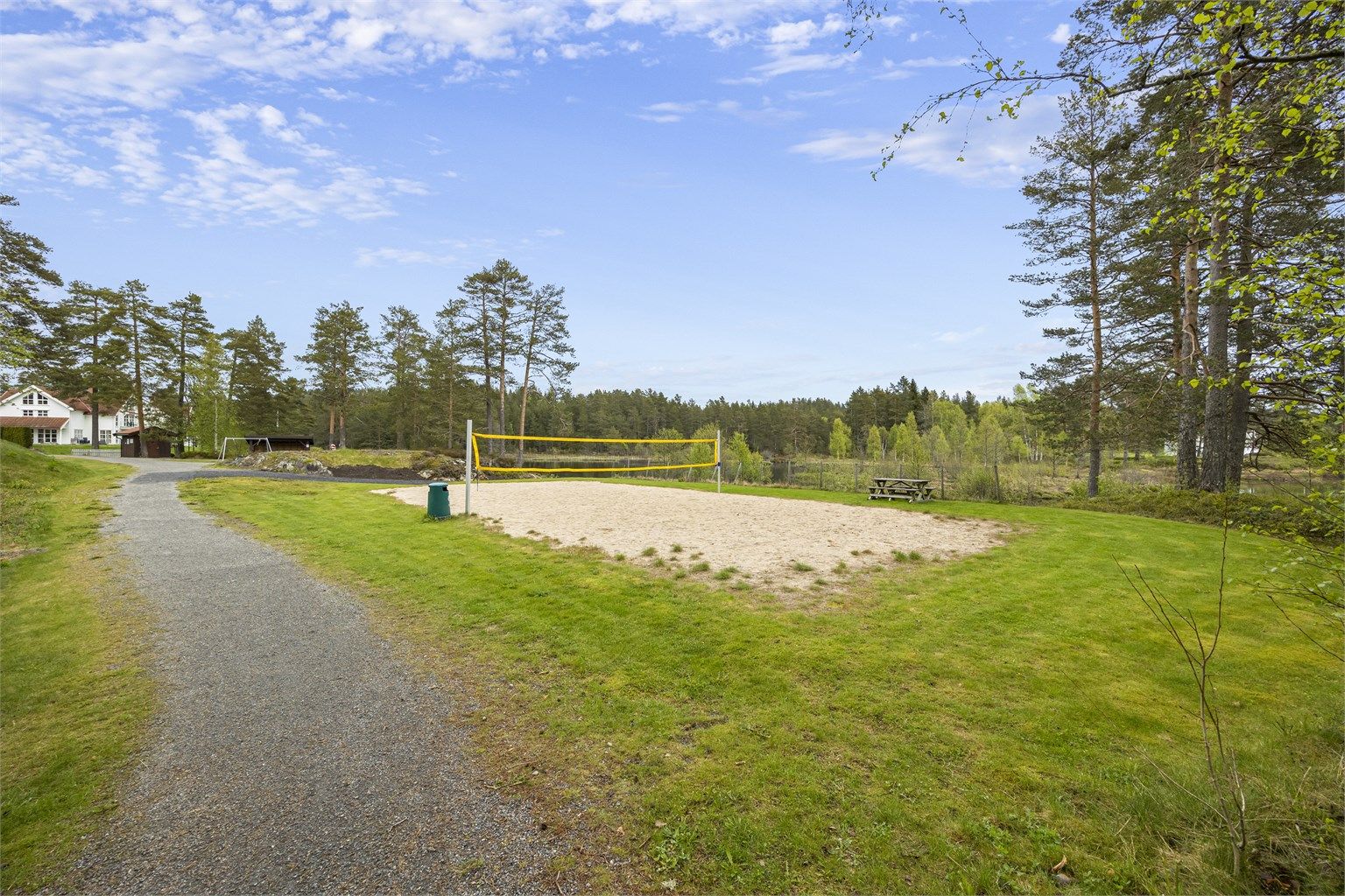 I nærområdet finner du fritidsaktiviteter som Vegårsheihallen, ballbinge, sandvolleyballbane og sandstrand få meter fra huset.
